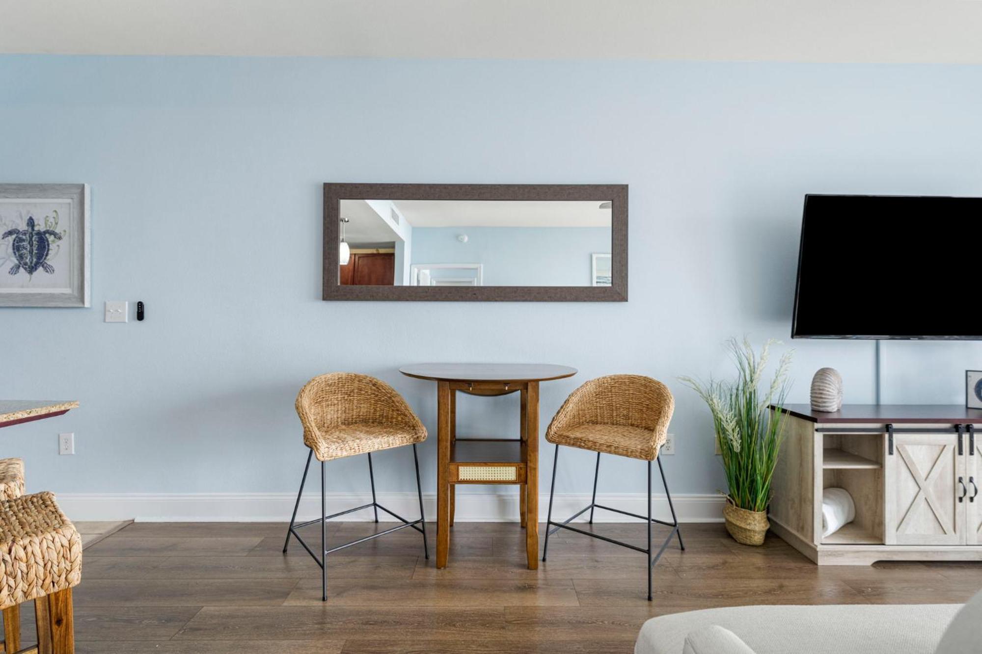 Laketown Wharf 1824 Apartment