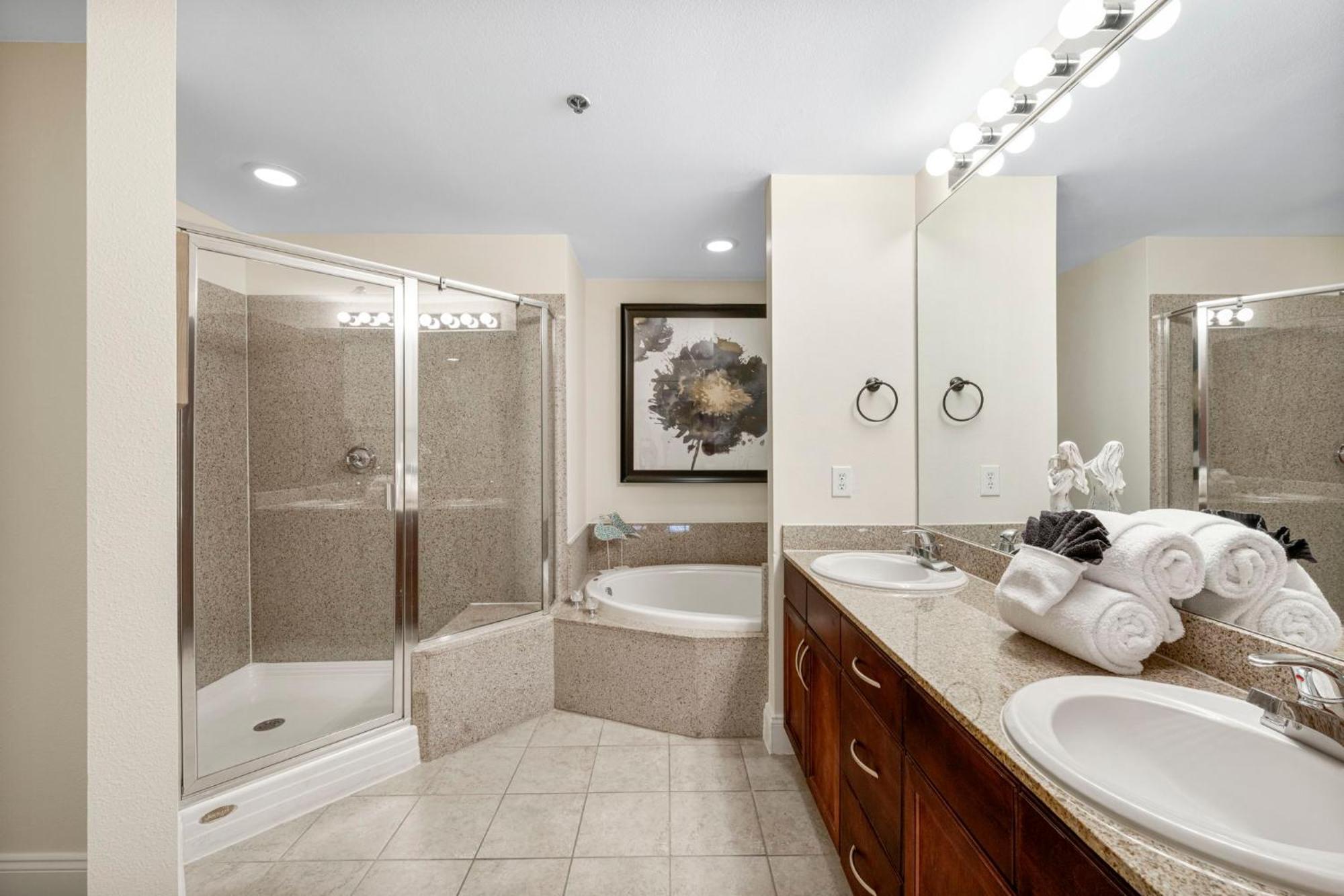 Laketown Wharf 1824 Apartment